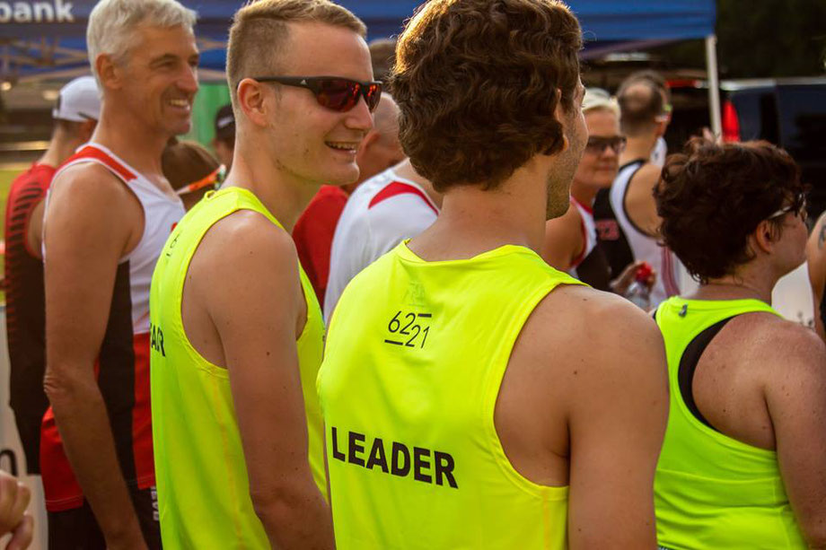 Vor dem Start zusammen mit Tobias Heutschi (Leader Kurzstrecke) und Rainer Hauch, noch sind alle am Lächeln (Foto: AKB Run)