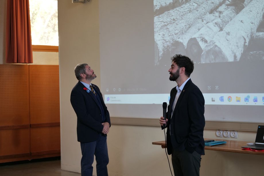 Au premier plan, Jérémie McCarthy a contribué à la réalisation de l'exposition qui a attiré un large public./Photo LB. 