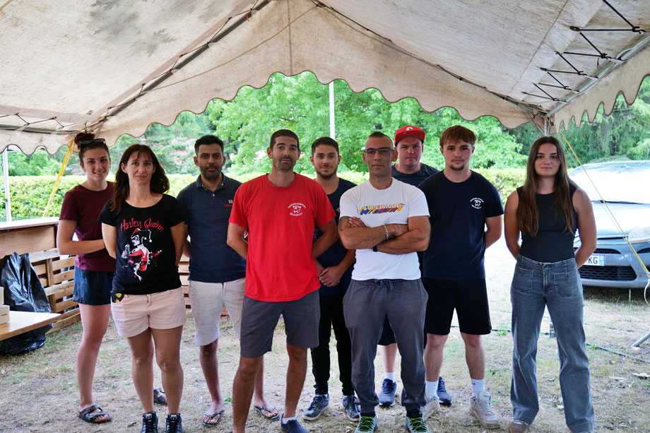 Une partie des membres de l'amicale lors du bal du 14 juillet./Crédit photo LB.