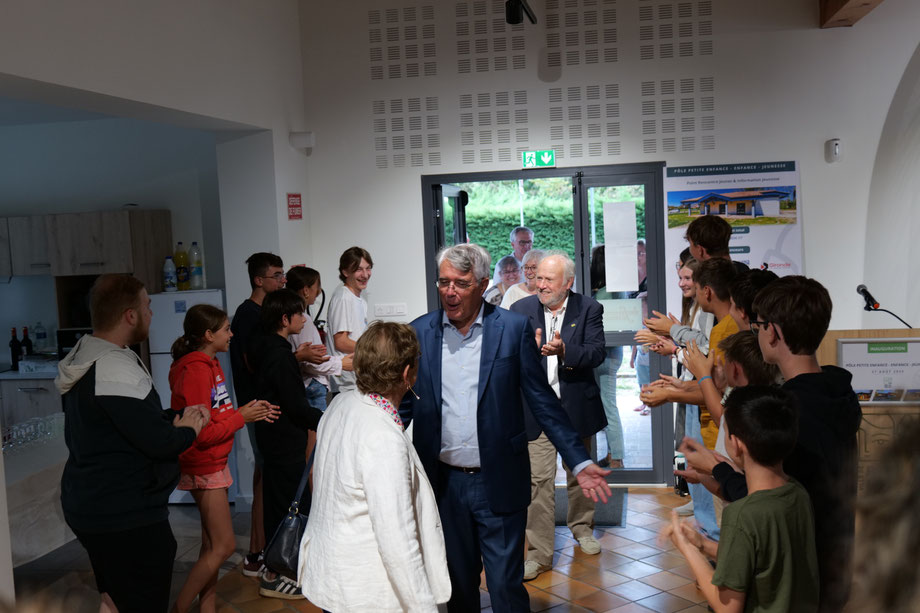 Haie d'honneur et accueil chaleureux pour le sous-préfet Jean-Louis Amat et le maire de Belin-Béliet Cyrille Declercq./Crédit photo La Dépêche du Bassin.