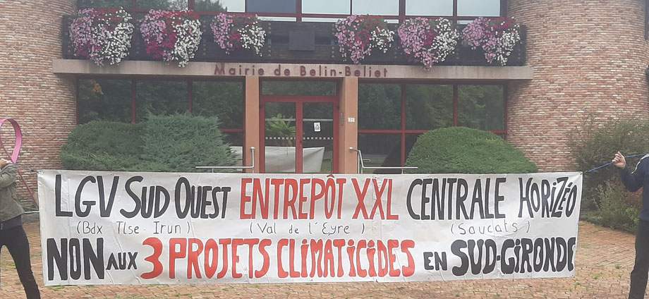La banderole du collectif a été affichée devant la mairie de Belin-Béliet ce samedi matin./Crédit photo TPMZH