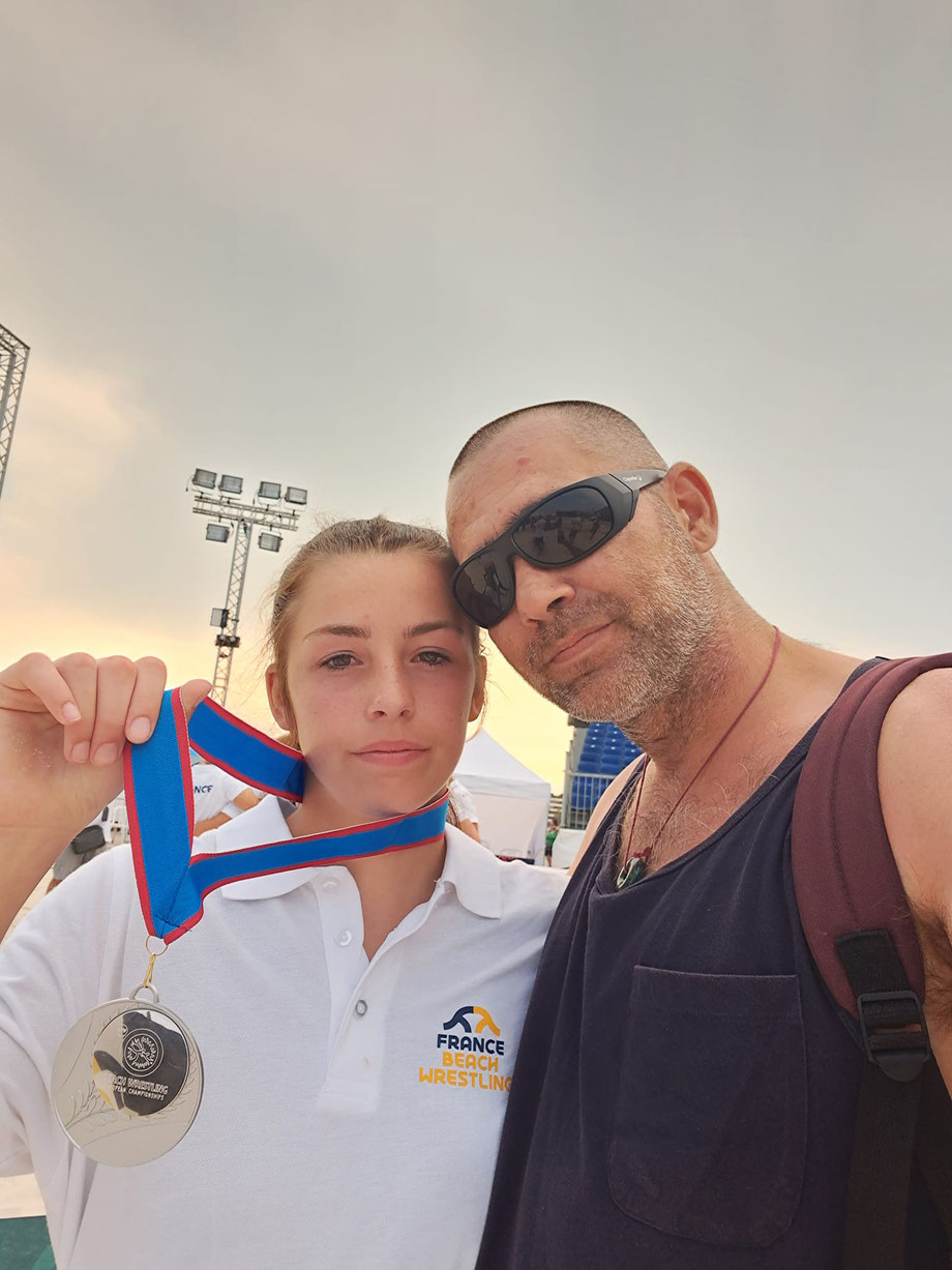 Lola Jacquinot, médaille d'argent de beachwrestling accompagné de son père../Crédit photo Lutte Barpaise