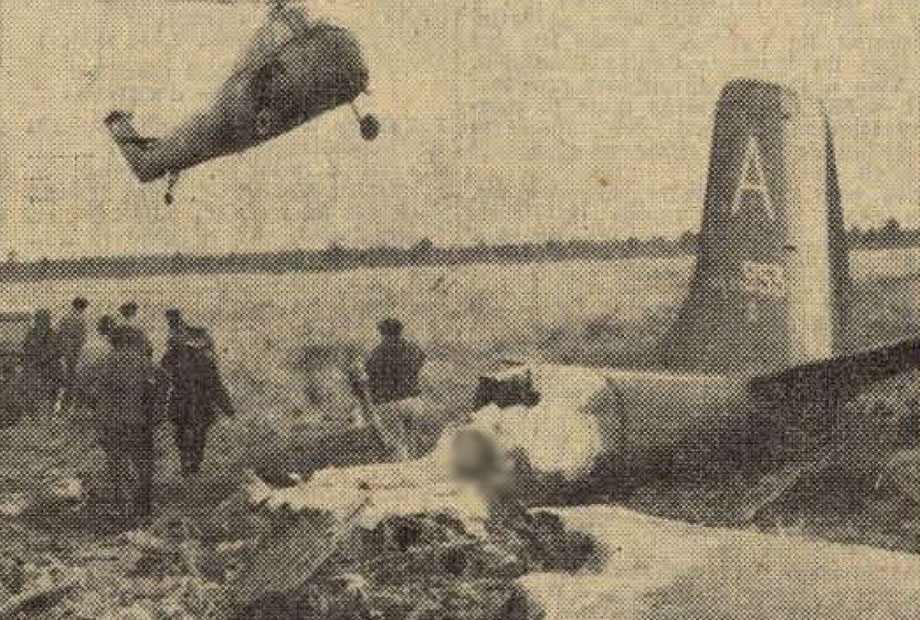 Un hélicoptère de la base de Cazaux se posant aux côtés de l'avion déchiqueté d'un aviateur./Crédit photo Archives Sud Ouest 5 mars 1963