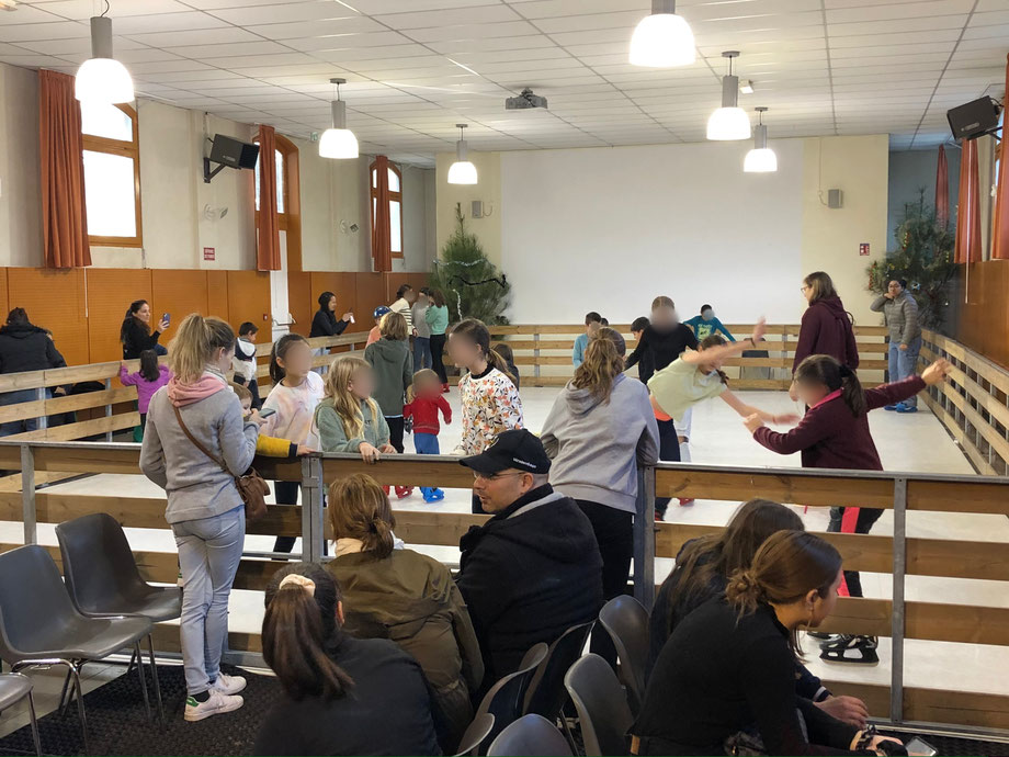 La jeunesse belinétoise profite des derniers instants de la patinoire./Photo LB