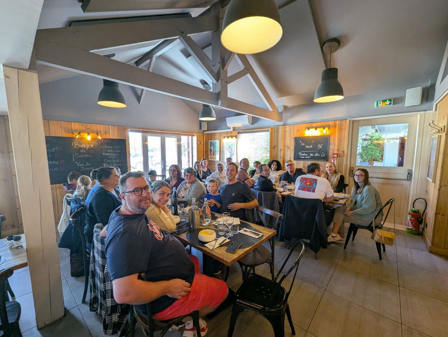 Fin d'assemblée générale gourmande pour les bénévoles rassemblés au restaurant La Cabane./Photo Cdf Saint-Maurice.