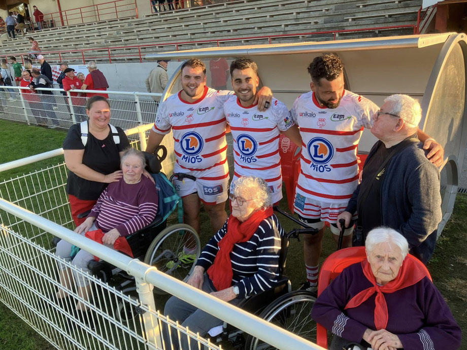 Légende photo : Les résidents du Chalet heureux aux côtés des Sallois victorieux./Photo US Salles.