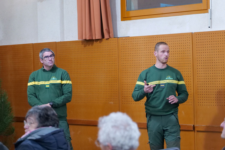 Julien Labecot et Anthony Babin ont ensuite répondu aux questions des habitants./Photo CB.