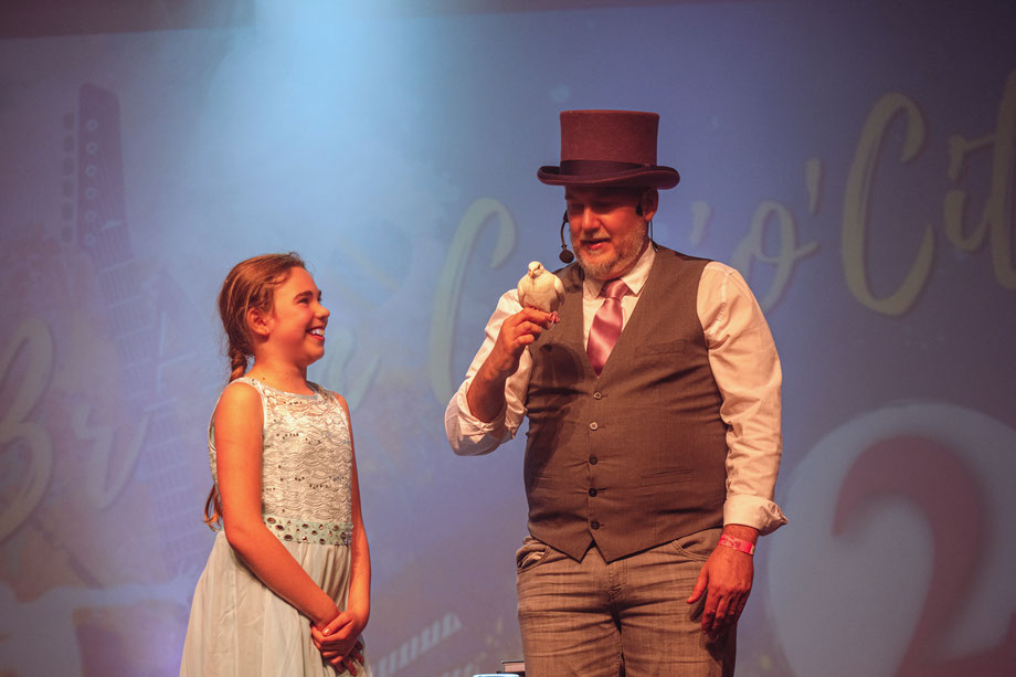 Maéline, la fille de Clémence Bajeux, a rejoint sur scène Fred Martine, le magicien, avec des étoiles pleins les yeux./Crédit photo Clémence Bajeux