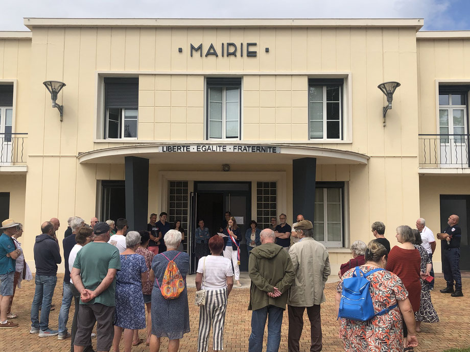 Devant la mairie du Barp, les citoyens ont répondu présent pour écouter l'appel de l'AMF énoncé par Blandine Sarrazin./Crédit photo Ville du Barp