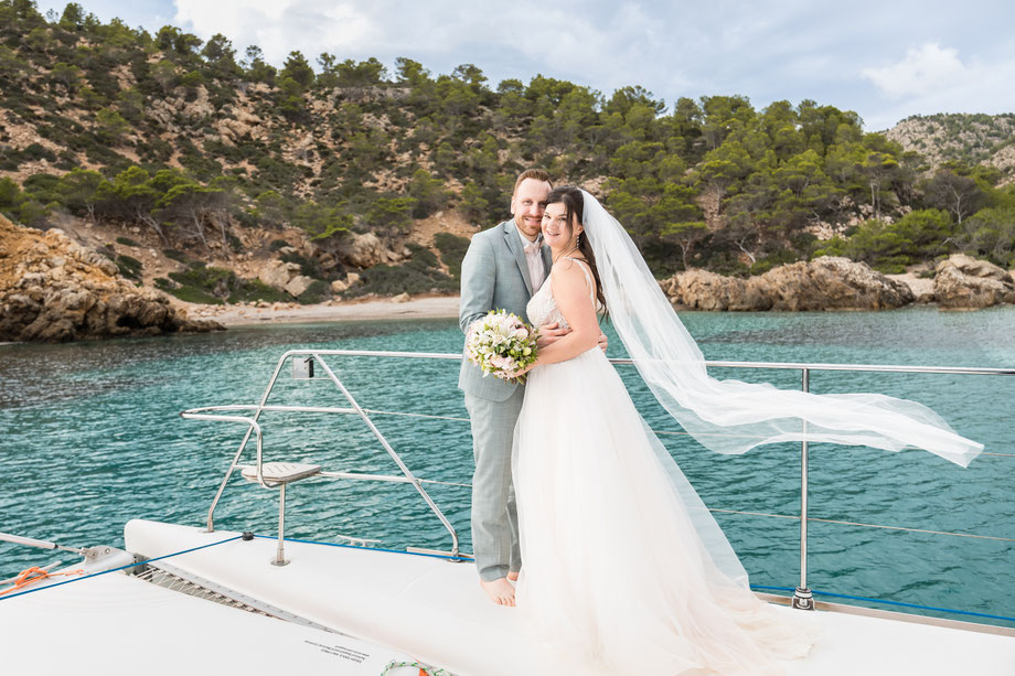 Brautpaar auf Mallorca, Styling vor Ort im Ausland, Buchung Makeup Haare Brautstyling, MUA, Visa, Fotoshooting, Trauung, Ehe, Dresden, Leipzig, Chemnitz, Bautzen, Mallorca, Majorca, After wedding, Destination Wedding, Brautpaarstyling, Gästestyling