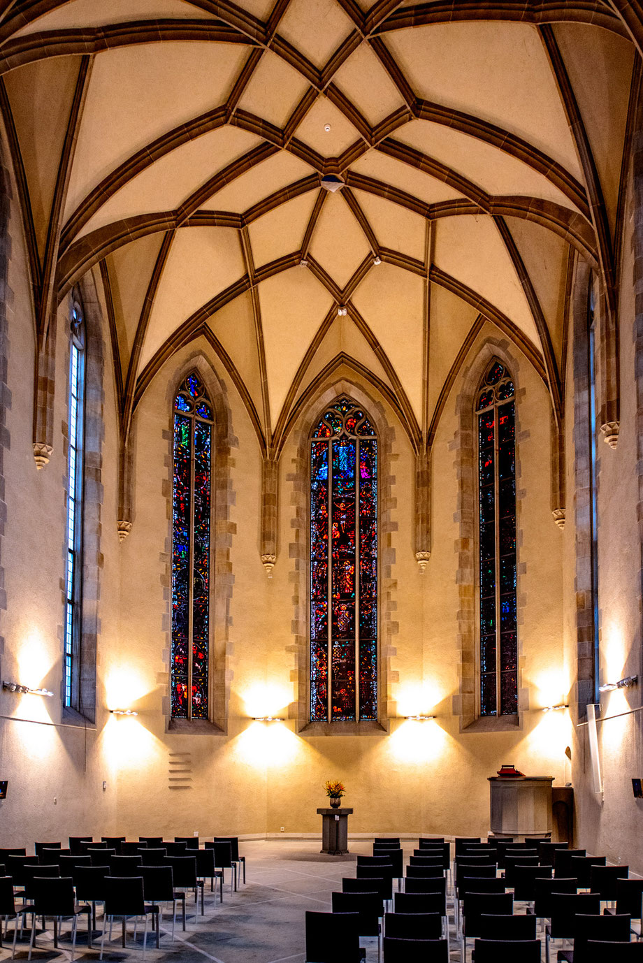 Wasserkirche, Zürich: Werkmeister Hans Felder aus Bayern schuf eine der repräsentativsten spätgotischen Kirchen der Schweiz und hob den städtischen Kirchenbau auf ein neues Niveau, erbaut 1477 bis 1486 (© Bild: ts).