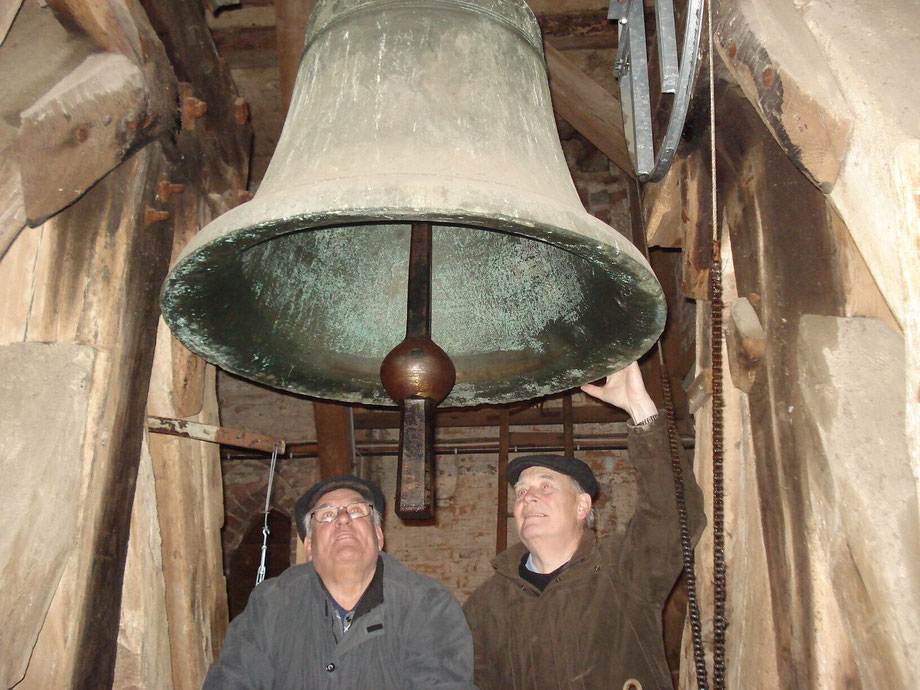 Dieter Kölpien und Gernot Moeller (vl) in Güstrow unterwegs. Hier bei der Betrachtung der größten Glocke im alten Kirchenkreis Güstrow von 1425. Die Glocke gehört zu den ältesten Denkmalen Güstrows.