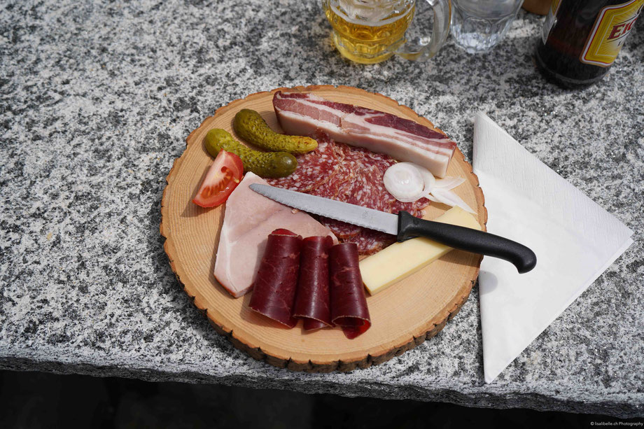 Das Mittagessen in einer Alphütte hat Andreas mit Heisshunger verzehrt :). Es gab eine köstliche hausgemachte Suppe und dann ein Fleisch- und Käseplättli idyllisch auf Holz serviert (Bild oben)