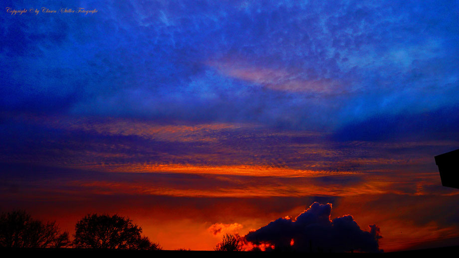 Clasen/Stiller Fotografie, Udo Clasen, Patrick Stiller, Nachtaufnahme, Abstrakte Fotos, Langzeitbelichtung, Sonnenaufgang, rot, grün, blau, orange, gold, gelb, abstrakte lichter, HDR, Düsseldorf, Duisburg, abstraktes, Kunst, Fotokunst, farbenspiel,