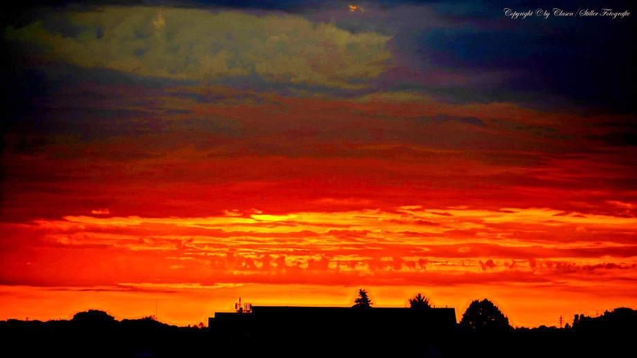 Clasen/Stiller Fotografie, Udo Clasen, Patrick Stiller, Nachtaufnahme, Abstrakte Fotos, Langzeitbelichtung, Sonnenaufgang, rot, grün, blau, orange, gold, HDR, Düsseldorf Fernsehturm, Duisburg, abstraktes, Kunst, Fotokunst, farbenspiel, Wolken, Ratingen,