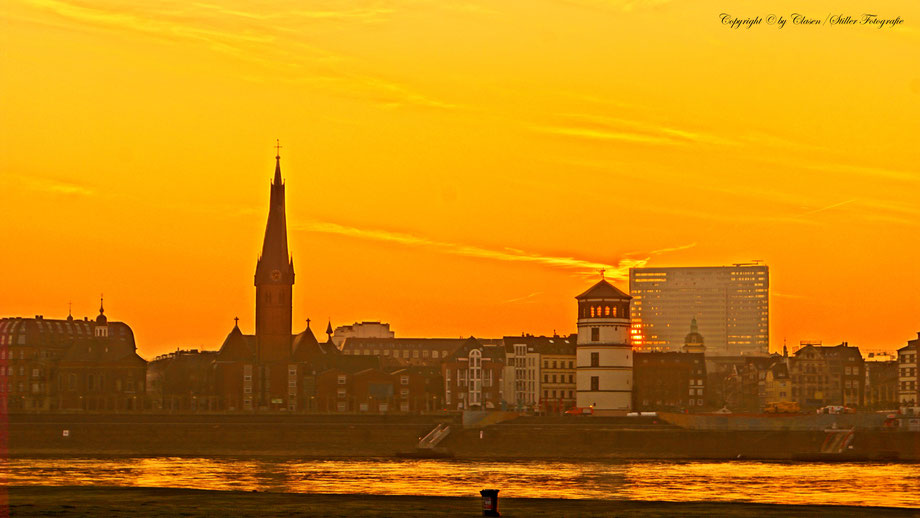  Clasen/Stiller Fotografie, Udo Clasen, Patrick Stiller, Nachtaufnahme, Abstrakte Fotos, Langzeitbelichtung, Sonnenaufgang, gelb, blau, orange, gold, abstrakte lichter, HDR, Düsseldorf, Duisburg, abstraktes, Kunst, Fotokunst, farbenspiel, Rheinpromenade,