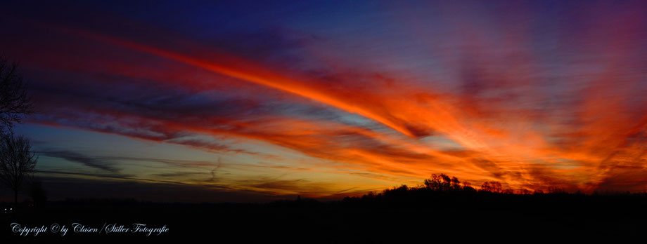 Clasen/Stiller Fotografie, Udo Clasen, Patrick Stiller, Nachtaufnahme, Abstrakte Fotos, Langzeitbelichtung, Sonnenaufgang, rot, grün, blau, orange, gold, gelb, abstrakte lichter, HDR, Düsseldorf, Duisburg, abstraktes, Kunst, Fotokunst, farbenspiel,