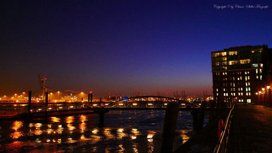 Clasen/Stiller Fotografie, Udo Clasen, Patrick Stiller, Nachtaufnahme, Abstrakte Fotos, Langzeitbelichtung, Sonnenaufgang, rot, grün, blau, orange, gold, gelb, abstrakte lichter, HDR, Düsseldorf, Duisburg, abstraktes, Kunst, Fotokunst, farbenspiel,