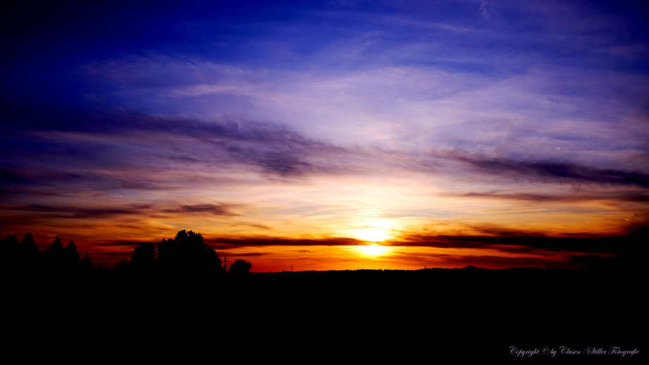  Clasen/Stiller Fotografie, Udo Clasen, Patrick Stiller, Nachtaufnahme, Abstrakte Fotos, Langzeitbelichtung, Sonnenaufgang, rot, grün, blau, orange, gold, HDR, Düsseldorf Fernsehturm, Duisburg, abstraktes, Kunst, Fotokunst, farbenspiel, Wolken, gelb,