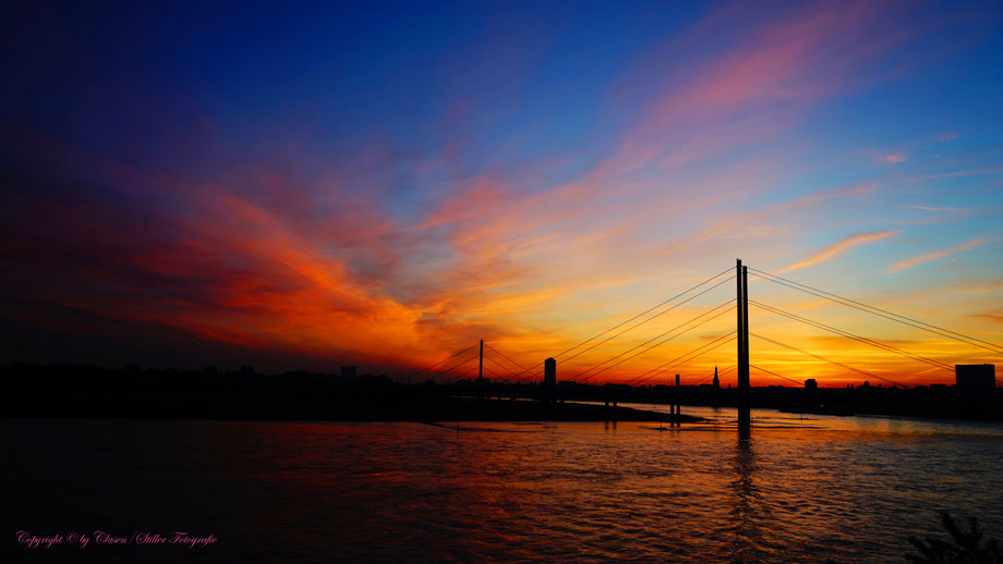 Clasen/Stiller Fotografie, Udo Clasen, Patrick Stiller, Nachtaufnahme, Abstrakte Fotos, Langzeitbelichtung, Sonnenaufgang, rot, grün, blau, orange, gold, gelb, abstrakte lichter, HDR, Düsseldorf, Duisburg, abstraktes, Kunst, Fotokunst, farbenspiel,