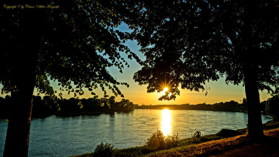  Clasen/Stiller Fotografie, Udo Clasen, Patrick Stiller, Nachtaufnahme, Abstrakte Fotos, Langzeitbelichtung, Sonnenaufgang, rot, grün, blau, orange, gold, abstrakte lichter, HDR, Düsseldorf, Duisburg, abstraktes, Kunst, Fotokunst, farbenspiel, Natur,