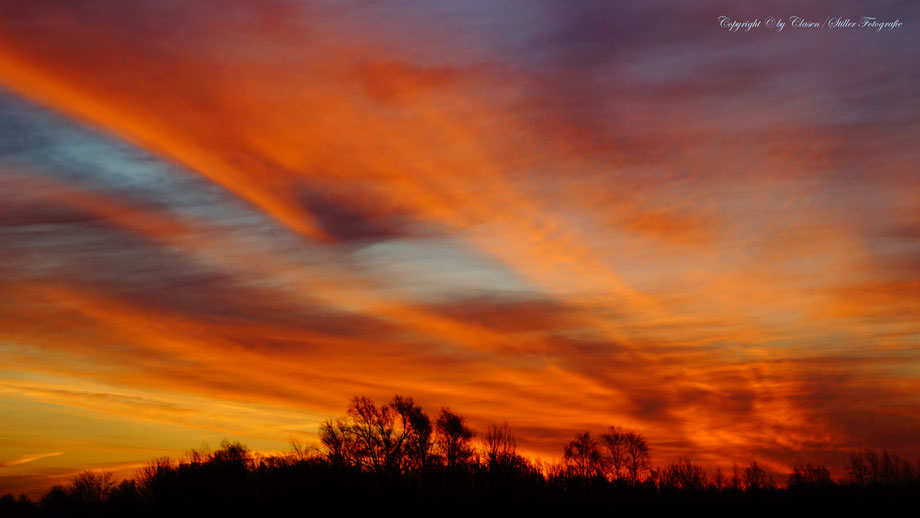 Clasen/Stiller Fotografie, Udo Clasen, Patrick Stiller, Nachtaufnahme, Abstrakte Fotos, Langzeitbelichtung, Sonnenaufgang, rot, grün, blau, orange, gold, gelb, abstrakte lichter, HDR, Düsseldorf, Duisburg, abstraktes, Kunst, Fotokunst, farbenspiel,