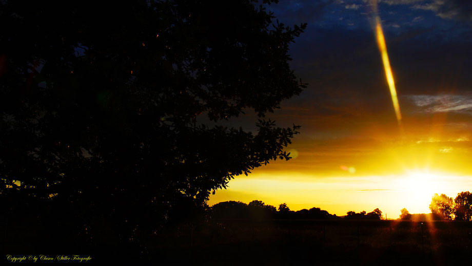  Clasen/Stiller Fotografie, Udo Clasen, Patrick Stiller, Nachtaufnahme, Abstrakte Fotos, Langzeitbelichtung, Sonnenaufgang, rot, grün, blau, orange, gold, abstrakte lichter, HDR, Düsseldorf, Duisburg, abstraktes, Kunst, Fotokunst, farbenspiel, Wolken,