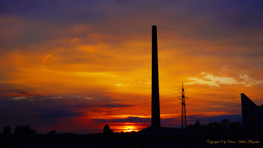 Clasen/Stiller Fotografie, Udo Clasen, Patrick Stiller, Nachtaufnahme, Abstrakte Fotos, Langzeitbelichtung, Sonnenaufgang, rot, grün, blau, orange, gold, gelb, abstrakte lichter, HDR, Düsseldorf, Duisburg, abstraktes, Kunst, Fotokunst, farbenspiel,