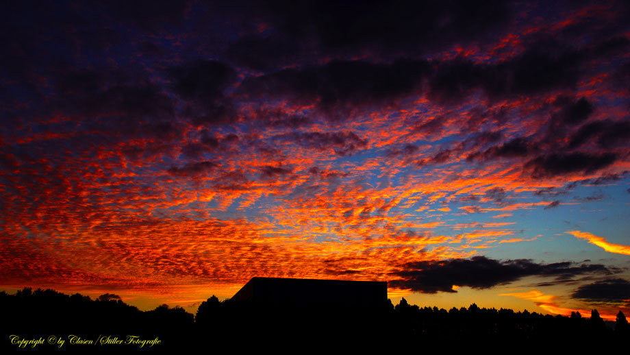   Clasen/Stiller Fotografie, Udo Clasen, Patrick Stiller, Nachtaufnahme, Bergkirchen, Langzeitbelichtung, Sonnenaufgang, rot, grün, blau, orange, gold, HDR, Düsseldorf Fernsehturm, Duisburg, abstraktes, Kunst, Fotokunst, farbenspiel, Wolken, Ratingen,