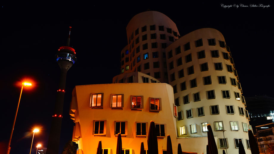 Clasen/Stiller Fotografie, Udo Clasen, Patrick Stiller, Nachtaufnahme, Abstrakte Fotos, Langzeitbelichtung, Sonnenaufgang, rot, grün, blau, orange, gold, gelb, abstrakte lichter, HDR, Düsseldorf, Duisburg, abstraktes, Kunst, Fotokunst, farbenspiel,