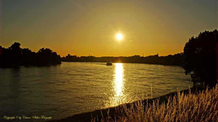  Clasen/Stiller Fotografie, Udo Clasen, Patrick Stiller, Nachtaufnahme, Abstrakte Fotos, Langzeitbelichtung, Sonnenaufgang, rot, grün, blau, orange, gold, abstrakte lichter, HDR, Düsseldorf, Duisburg, abstraktes, Kunst, Fotokunst, farbenspiel, Natur,