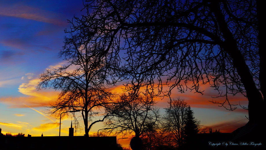 Clasen/Stiller Fotografie, Udo Clasen, Patrick Stiller, Nachtaufnahme, Abstrakte Fotos, Langzeitbelichtung, Sonnenaufgang, rot, grün, blau, orange, gold, gelb, abstrakte lichter, HDR, Düsseldorf, Duisburg, abstraktes, Kunst, Fotokunst, farbenspiel,