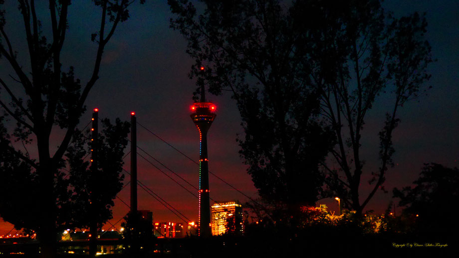 Düsseldorfer Fernsehturm, Nachtaufnahme, Langzeitbelichtung,