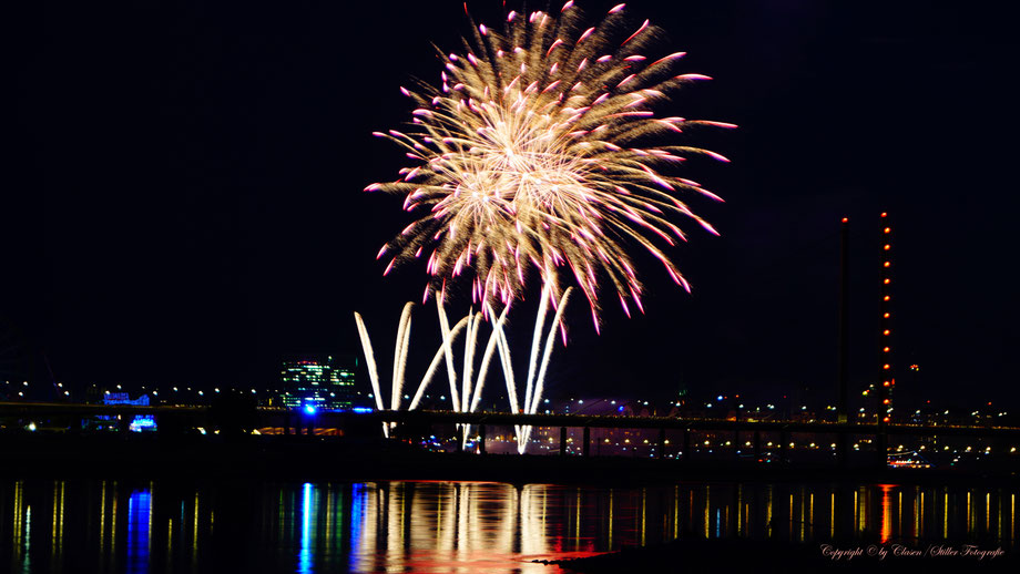  Clasen/Stiller Fotografie, Udo Clasen, Patrick Stiller, Nachtaufnahme, Abstrakte Fotos, Langzeitbelichtung, Feuerwerk, rot, grün, blau, orange, gold, abstrakte lichter, HDR, Düsseldorf, Duisburg, Rhein, Kunst, Fotokunst, farbenspiel, Natur,