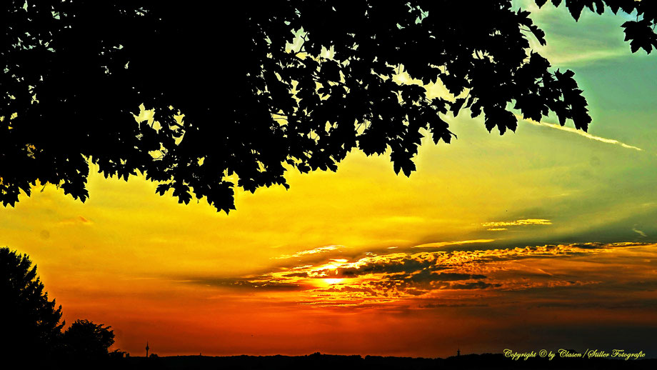   Clasen/Stiller Fotografie, Udo Clasen, Patrick Stiller, Nachtaufnahme, Bergkirchen, Langzeitbelichtung, Sonnenaufgang, rot, grün, blau, orange, gold, HDR, Düsseldorf Fernsehturm, Duisburg, abstraktes, Kunst, Fotokunst, farbenspiel, Wolken, Ratingen,