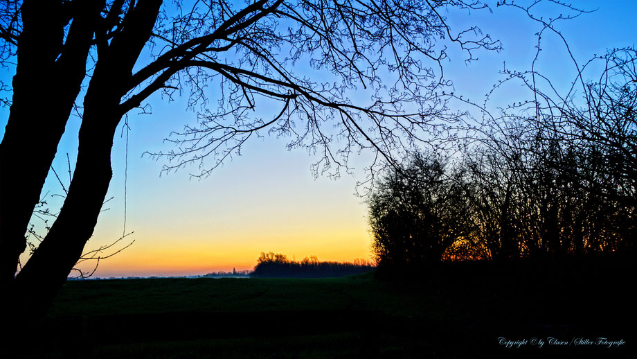 Clasen/Stiller Fotografie, Udo Clasen, Patrick Stiller, Nachtaufnahme, Abstrakte Fotos, Langzeitbelichtung, Sonnenaufgang, rot, grün, blau, orange, gold, gelb, abstrakte lichter, HDR, Düsseldorf, Duisburg, abstraktes, Kunst, Fotokunst, farbenspiel,