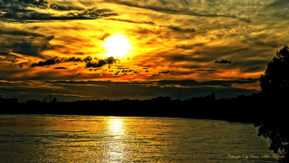   Clasen/Stiller Fotografie, Udo Clasen, Patrick Stiller, Nachtaufnahme, Abstrakte Fotos, Langzeitbelichtung, Sonnenaufgang, rot, grün, blau, orange, gold, HDR, Düsseldorf Fernsehturm, Duisburg, abstraktes, Kunst, Fotokunst, farbenspiel, Wolken, Ratingen,