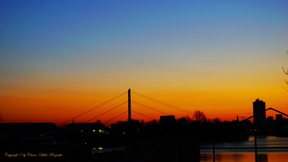 Clasen/Stiller Fotografie, Udo Clasen, Patrick Stiller, Nachtaufnahme, Abstrakte Fotos, Langzeitbelichtung, Sonnenaufgang, rot, grün, blau, orange, gold, gelb, abstrakte lichter, HDR, Düsseldorf, Duisburg, abstraktes, Kunst, Fotokunst, farbenspiel,