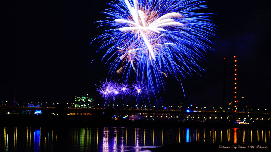  Clasen/Stiller Fotografie, Udo Clasen, Patrick Stiller, Nachtaufnahme, Abstrakte Fotos, Langzeitbelichtung, Feuerwerk, rot, grün, blau, orange, gold, abstrakte lichter, HDR, Düsseldorf, Duisburg, abstraktes, Kunst, Fotokunst, farbenspiel, Rhein,