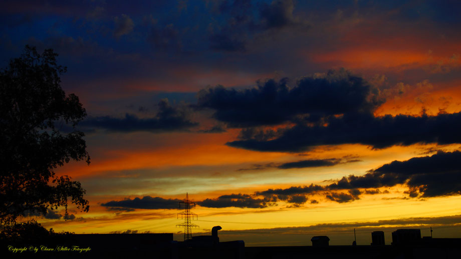 Alternativ-Text:  Clasen/Stiller Fotografie, Udo Clasen, Patrick Stiller, Nachtaufnahme, Abstrakte Fotos, Langzeitbelichtung, Sonnenaufgang, rot, grün, blau, orange, gold, HDR, Düsseldorf Fernsehturm, Duisburg, abstraktes, Kunst, Fotokunst, farbenspiel, W