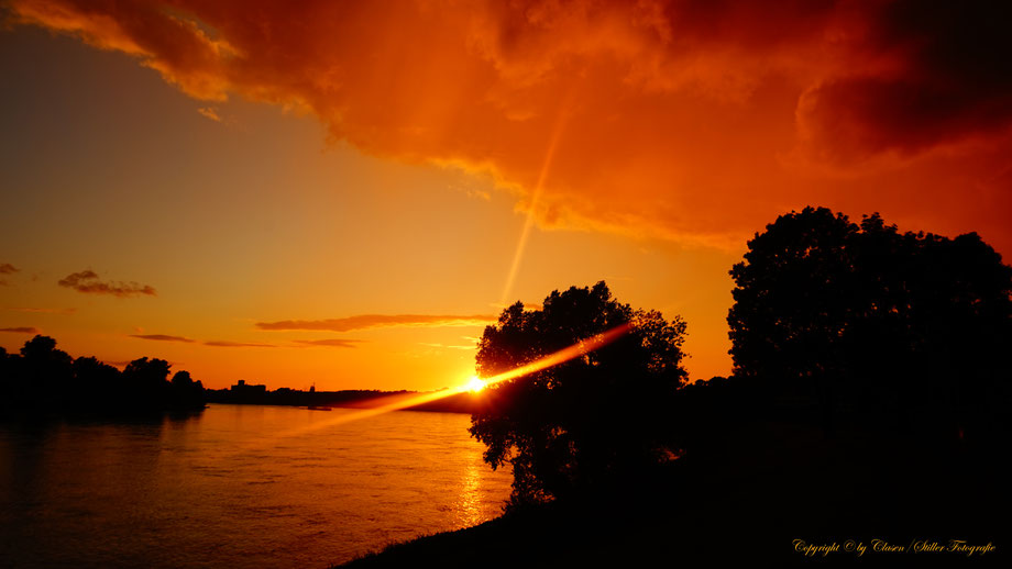  Clasen/Stiller Fotografie, Udo Clasen, Patrick Stiller, Nachtaufnahme, Abstrakte Fotos, Langzeitbelichtung, Sonnenaufgang, rot, grün, blau, orange, gold, abstrakte lichter, HDR, Düsseldorf, Duisburg, abstraktes, Kunst, Fotokunst, farbenspiel, Natur,