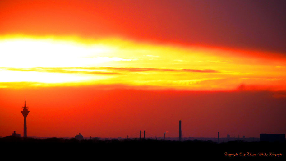 Clasen/Stiller Fotografie, Udo Clasen, Patrick Stiller, Nachtaufnahme, Abstrakte Fotos, Langzeitbelichtung, Sonnenaufgang, rot, grün, blau, orange, gold, gelb, abstrakte lichter, HDR, Düsseldorf, Duisburg, abstraktes, Kunst, Fotokunst, farbenspiel,