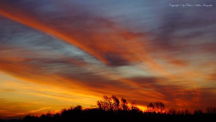 Clasen/Stiller Fotografie, Udo Clasen, Patrick Stiller, Nachtaufnahme, Abstrakte Fotos, Langzeitbelichtung, Sonnenaufgang, rot, grün, blau, orange, gold, gelb, abstrakte lichter, HDR, Düsseldorf, Duisburg, abstraktes, Kunst, Fotokunst, farbenspiel,