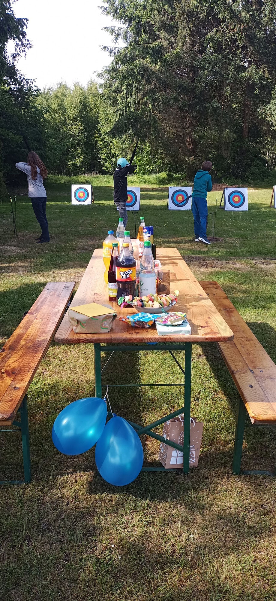 Kindergeburtstag, Feier, Bogenschießen