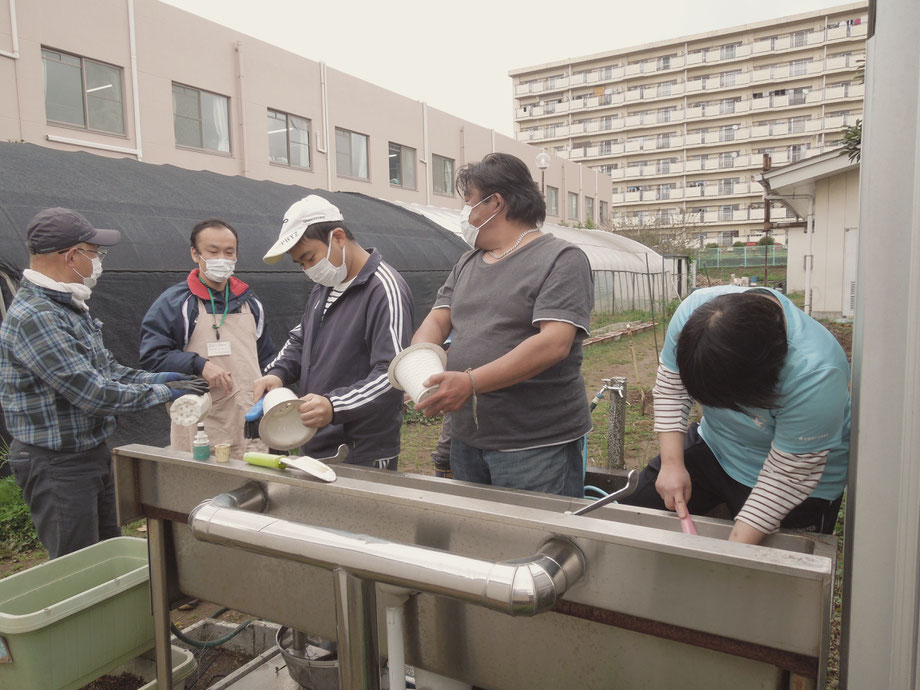 社会福祉法人オリーブの樹 ブログ ルック オリーブ！イメージ オリーブ鎌取 福祉作業所 日常活動 日中活動 外活動 相談員 植木鉢 園芸 畑 野菜づくり 在宅介護 就労移行支援 就労継続支援Ａ型 就労継続支援Ｂ型 障害者サービス 千葉市緑区鎌取　