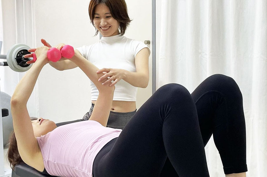 朝霞市の女性専用スタジオで姿勢改善を指導する女性パーソナルトレーナーAYAKA