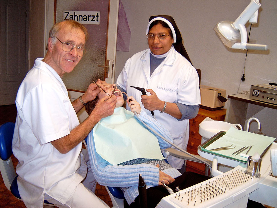 Dr. Jürgen Wiedemann und Sr. Elisabeth bei der Behandlung