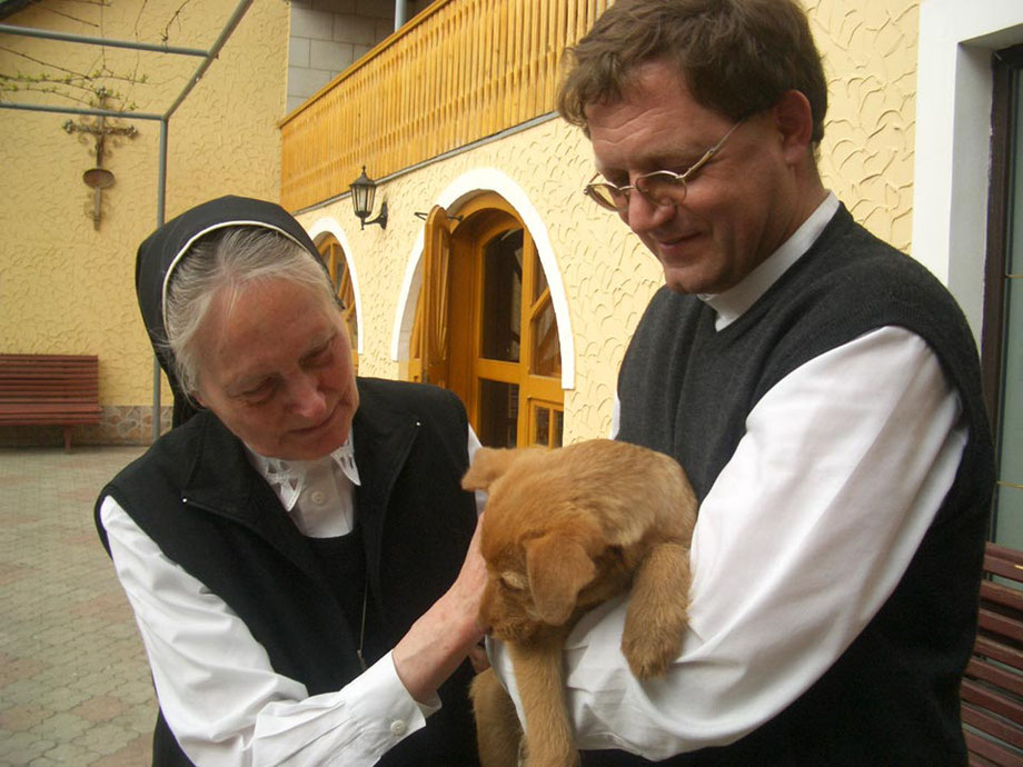 Sr. Bernardis mit Pater Martin: Auch die Tiere bekommen eine gewisse "Seelsorge"