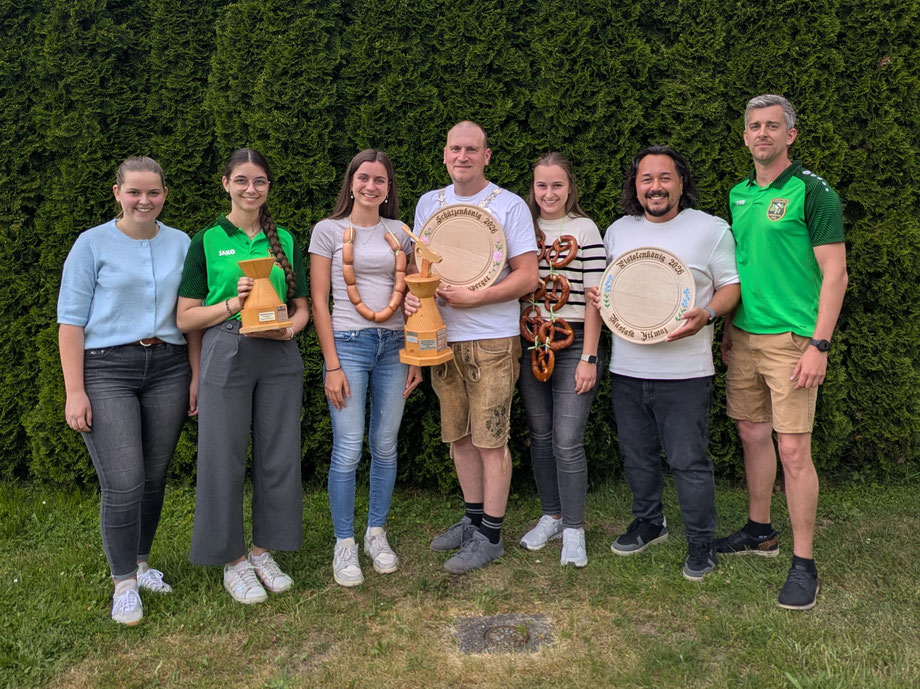 v.l. Eva Heindl, Vereinsmeisterin Eva Bergmüller, Magdalena Meindl, Schützenkönig und Pistolen-Vereinsmeister Michael Hopfensperger, Paula Heindl, Pistolenkönig Mustafa Yilmaz, Markus Horn