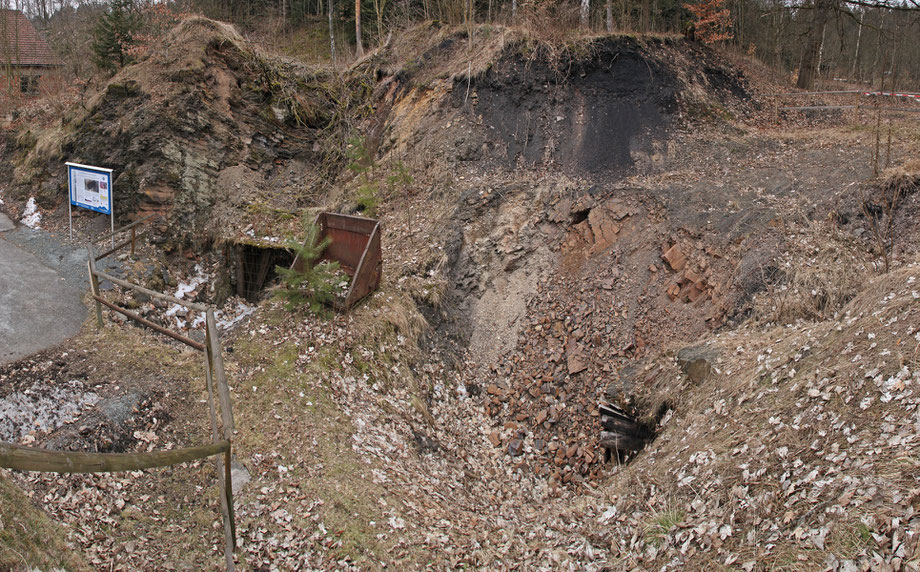 Stollenmundlöcher und angeschnittenes Kohleflöz der Grube St. Katharina